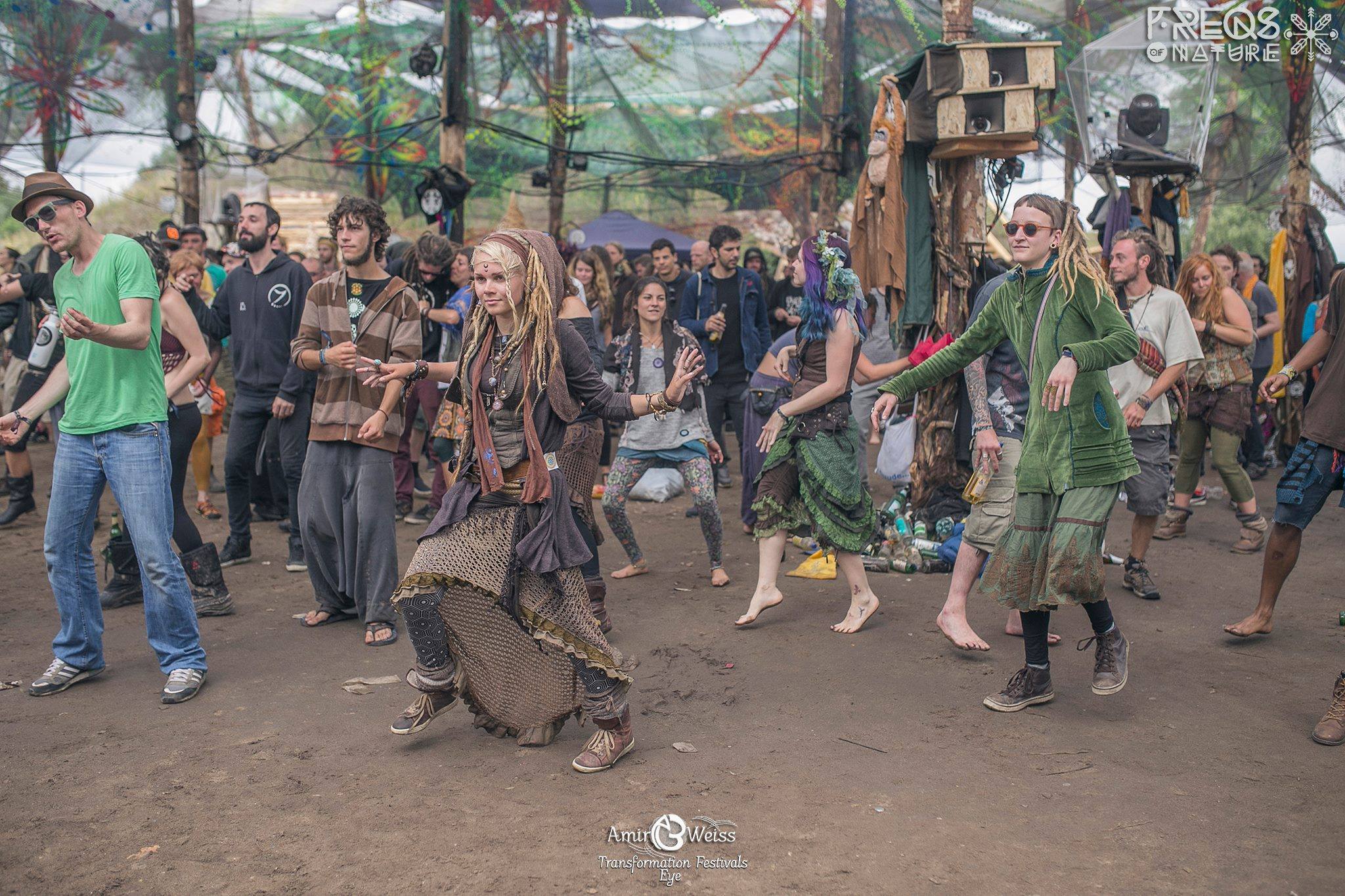 Adhana Festival 2016 2017 | Fabio Leal | Up Audiovisual Full Video ><em>Momentos de dancefloor! Freqs of Nature, 2015.</em></p><p>O problema que tenho é com a falta de interesse em sons que saem dessa proposta, os que não são tão populares… uma cena saudável é equilibrada em todos os seus pilares, não somente em dois deles (no <strong>psytrance</strong> hoje, me refiro ao <strong>som noturno</strong> <strong>acelerado</strong> e ao <strong>progressivo diurno</strong>).</p><p>Essa falta de interesse é do público, o que pode soar clichê porque já foi falado tantas vezes, já existe há tanto tempo – mas é algo recorrente nessa cena, é algo que sempre precisa de atenção, é a realidade.</p><p>O público que direciona as ações dos organizadores, que por sua vez, direcionam o rumo da nossa cena. Porém, nós artistas podemos direcionar e influenciar o público. Não apenas podemos, mas é minha perspectiva atual, que devemos.</p><p><iframe data-lazyloaded=